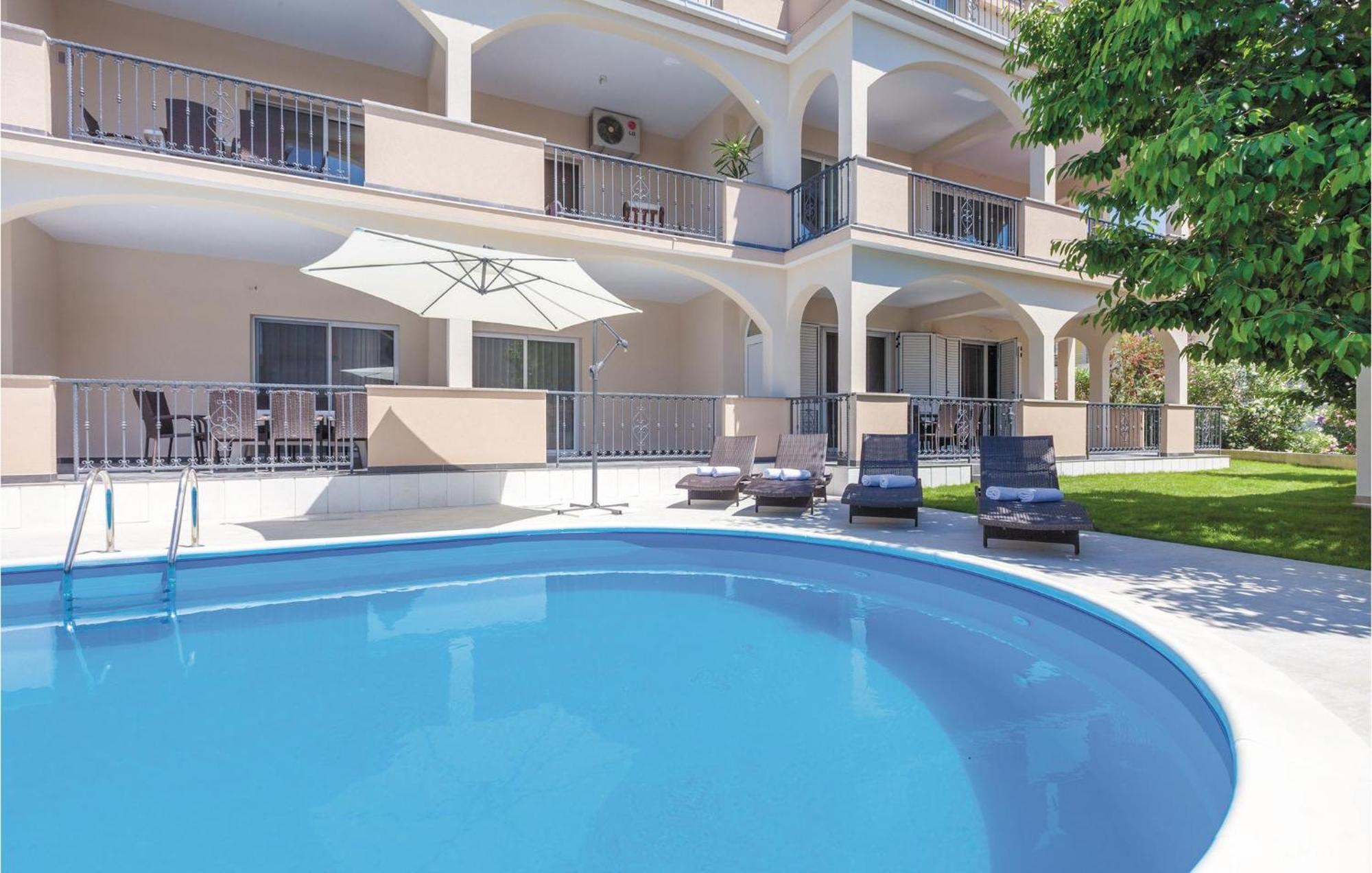 Amazing Apartment In Kastel Stafilic With Jacuzzi Kaštela エクステリア 写真