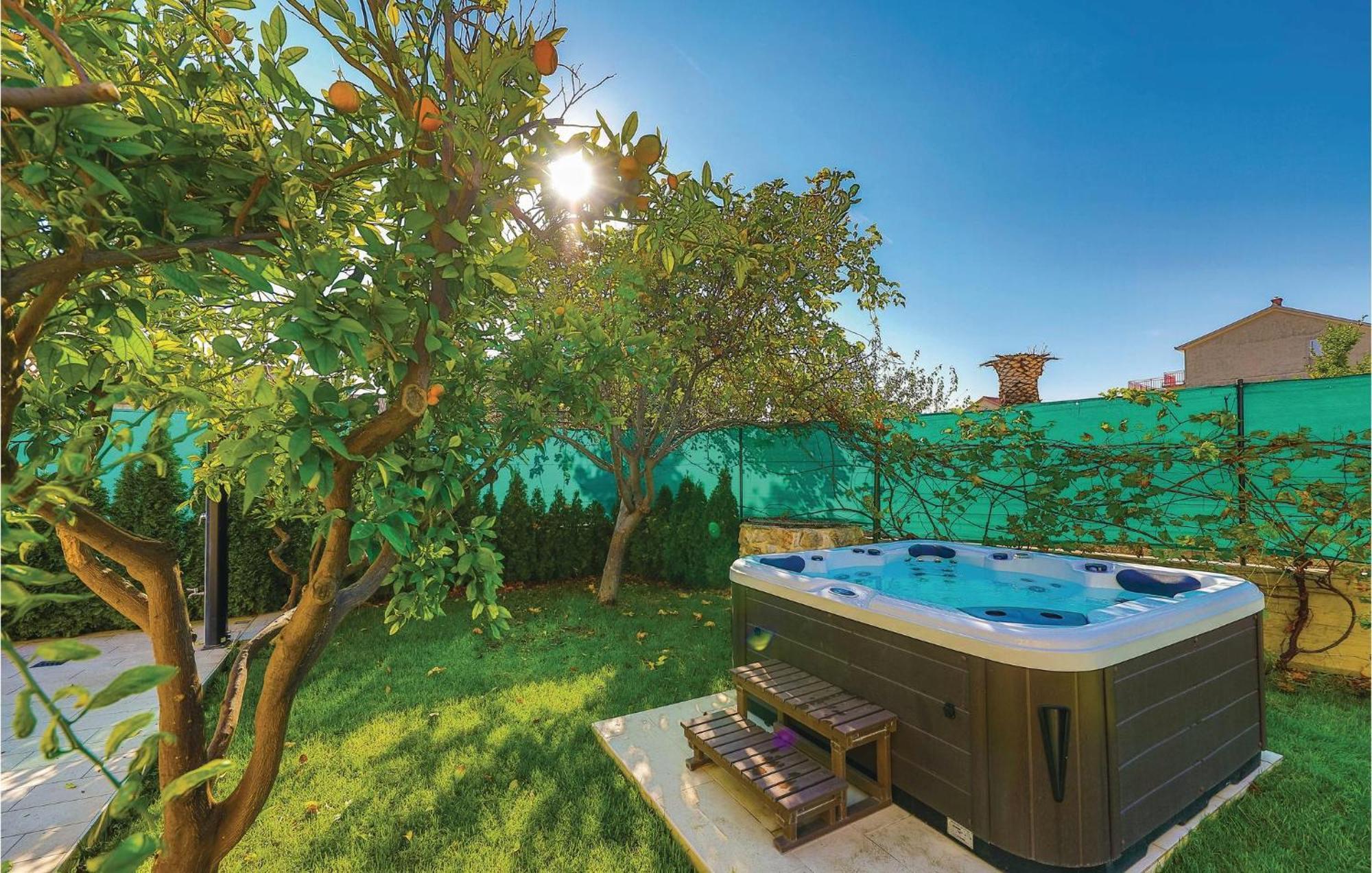 Amazing Apartment In Kastel Stafilic With Jacuzzi Kaštela エクステリア 写真